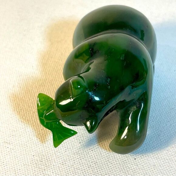 Canadian Nephrite Jade majestic Grizzly Bear with fish sculpture - Picture 1 of 17